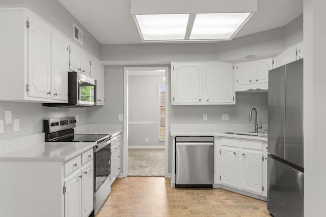 kitchen featuring visible vents, a sink, light countertops, stainless steel appliances, and white cabinetry
