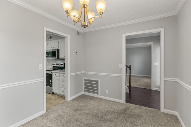 unfurnished room with an inviting chandelier, light carpet, and visible vents
