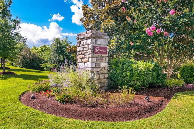community / neighborhood sign featuring a yard