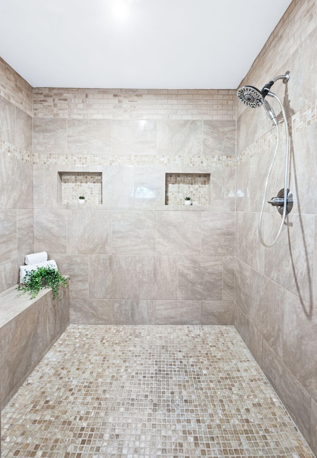 full bath with tiled shower