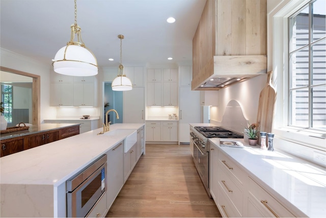 111 Keyway Dr, Nashville, TN 37205 - kitchen with a sink, stainless steel appliances, light wood-type flooring, a spacious island, and white cabinetry