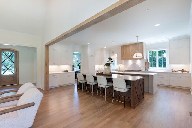 111 Keyway Dr, Nashville, TN 37205 - kitchen with a large island with sink, healthy amount of natural light, a breakfast bar, light wood-style flooring, and recessed lighting