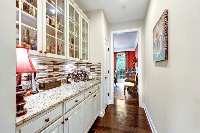 5028 Rockport Ave, Franklin, TN 37064 - bar featuring baseboards, backsplash, and dark wood finished floors