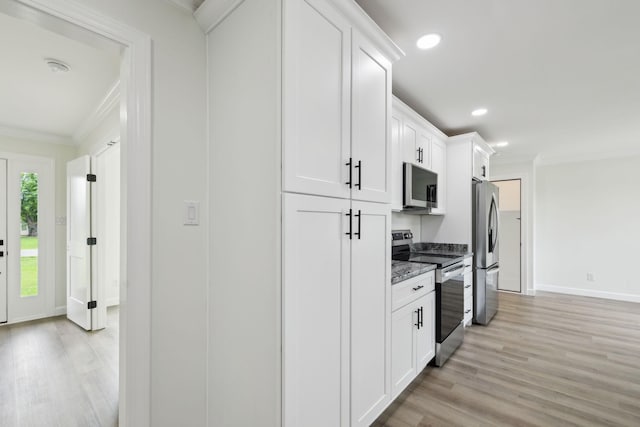 208 Linger Ln, Lebanon, TN 37087 - kitchen featuring appliances with stainless steel finishes, crown molding, light wood finished floors, baseboards, and white cabinets