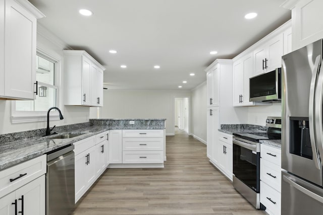 208 Linger Ln, Lebanon, TN 37087 - kitchen featuring stainless steel appliances, a sink, a peninsula, ornamental molding, and white cabinets