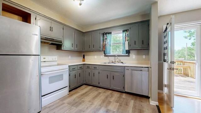 340 Jackson Rd, Clarksville, TN 37042 - kitchen featuring a sink, light countertops, stainless steel appliances, under cabinet range hood, and gray cabinetry