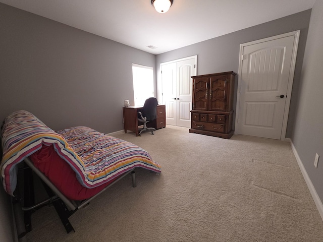 bedroom featuring carpet floors, baseboards, visible vents, and a closet