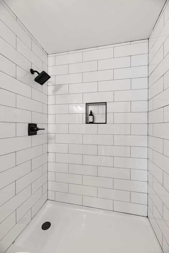 bathroom featuring tiled shower