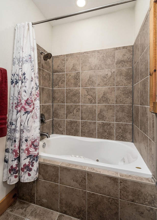 bathroom with tiled shower / bath combo