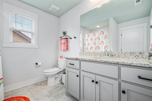 full bath with baseboards, curtained shower, visible vents, and toilet