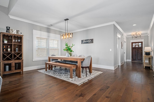 dining space with crown molding, a notable chandelier, recessed lighting, baseboards, and dark wood-type flooring