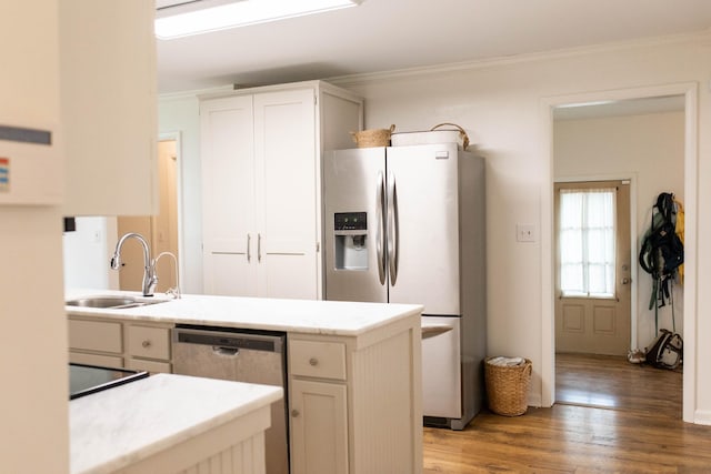 kitchen with crown molding, stainless steel appliances, a sink, and light wood-style floors