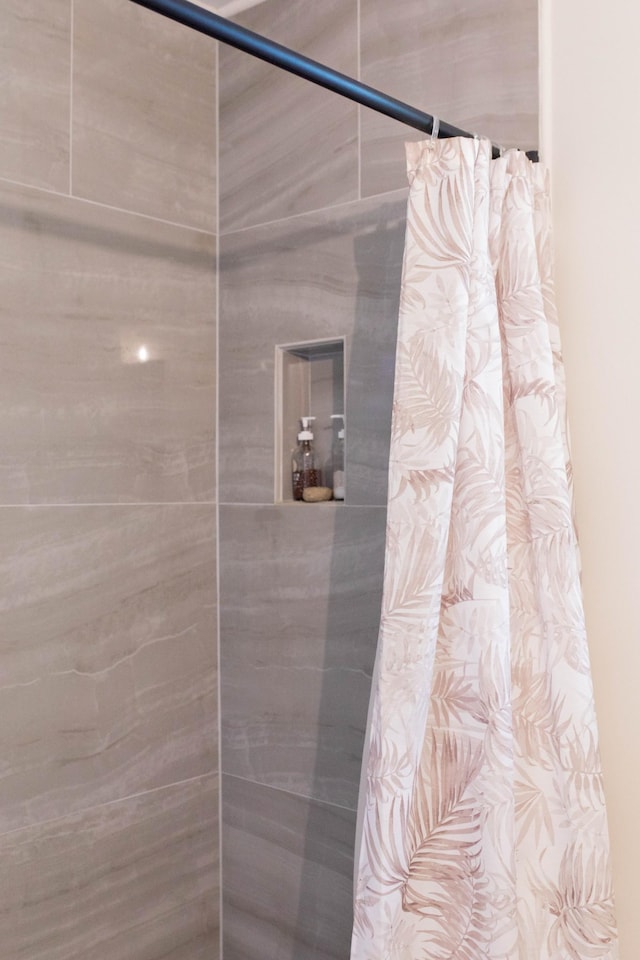 bathroom featuring a tile shower