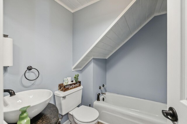 635 Cane Creek Rd, Hohenwald, TN 38462 - full bathroom with a sink, a garden tub, and toilet