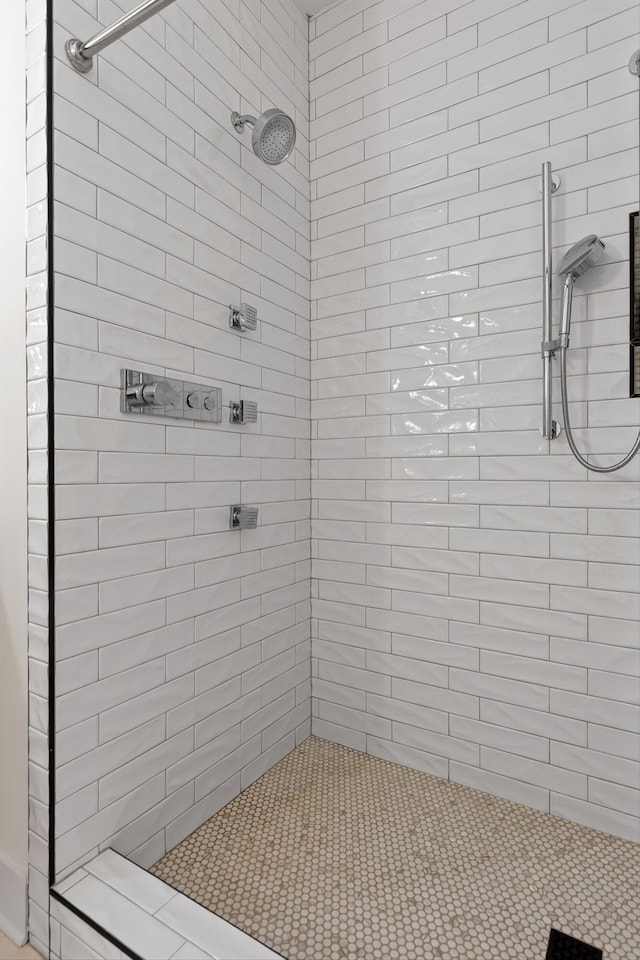 bathroom featuring tiled shower