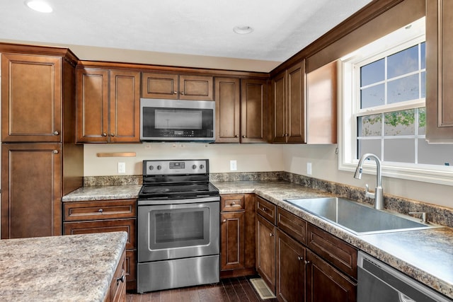 846 Todd Ave, Lewisburg, TN 37091 - kitchen featuring dark wood-type flooring, a sink, recessed lighting, and stainless steel appliances