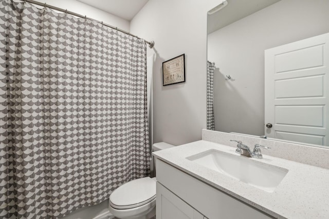 full bath with vanity, toilet, and curtained shower