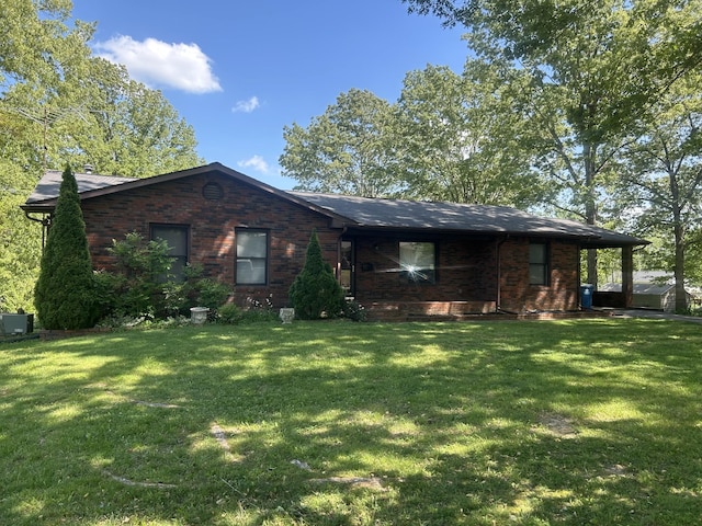 view of front of house featuring brick siding and a front lawn