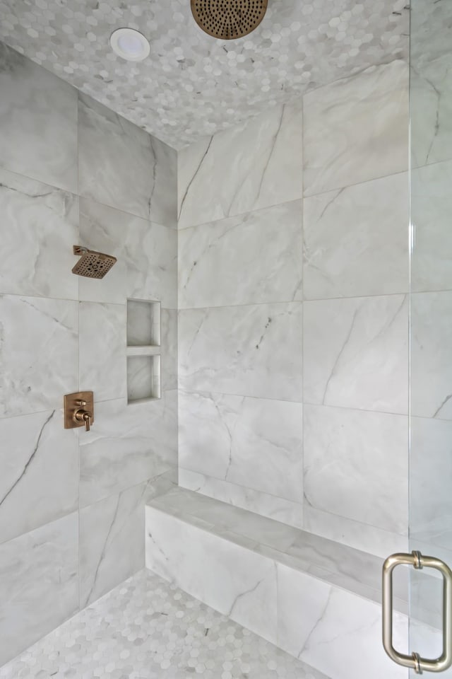 1105 Brookmeade Dr, Nashville, TN 37204 - full bathroom featuring a tile shower