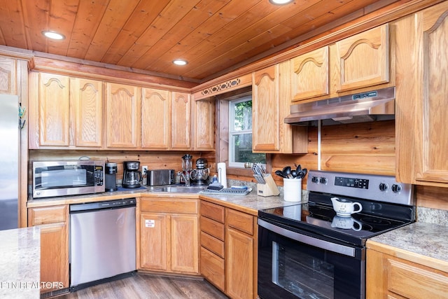 531 Gatlin Dr, Gatlinburg, TN 37738 - kitchen featuring stainless steel appliances, under cabinet range hood, light countertops, recessed lighting, and light wood-type flooring