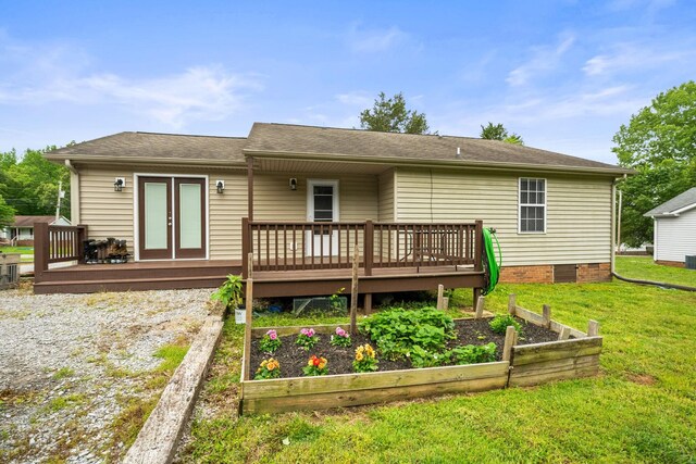 3513 Hunters Rdg, Woodlawn, TN 37191 - back of house featuring a vegetable garden, a yard, a deck, and a shingled roof