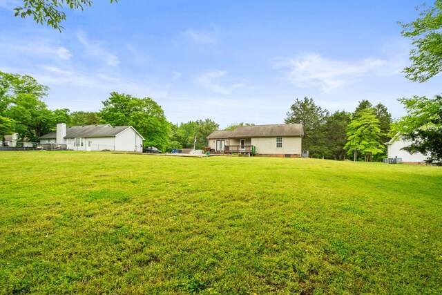 3513 Hunters Rdg, Woodlawn, TN 37191 - view of green lawn featuring a deck
