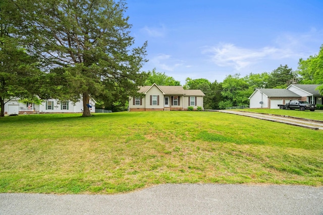 3513 Hunters Rdg, Woodlawn, TN 37191 - ranch-style house featuring driveway and a front yard