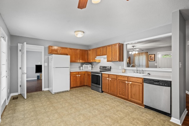 3513 Hunters Rdg, Woodlawn, TN 37191 - kitchen featuring stainless steel appliances, a ceiling fan, a sink, under cabinet range hood, and light countertops