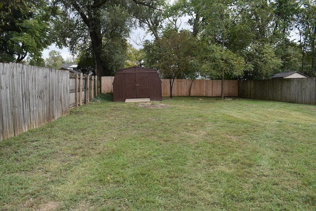 339 Perrolee St, Gallatin, TN 37066 - view of yard featuring an outdoor structure, a shed, and a fenced backyard