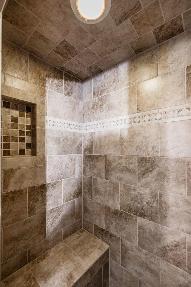 907 N Graycroft Ave, Madison, TN 37115 - bathroom with tiled shower