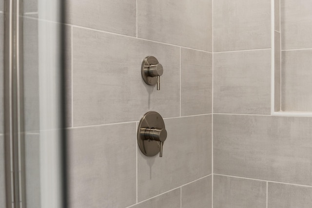 1065 Gholson Rd, Clarksville, TN 37043 - room details with tiled shower