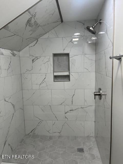 full bath with tiled shower