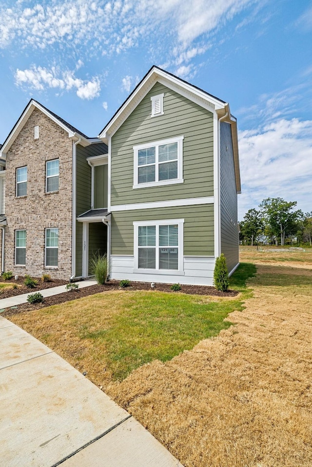 view of front facade featuring a front lawn
