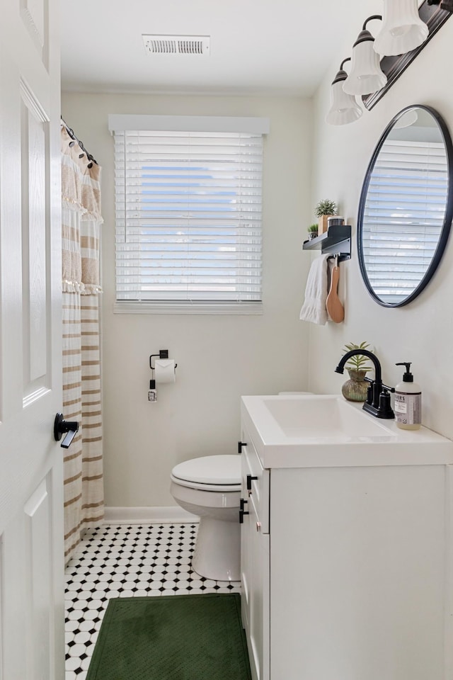 305 Aurora Ave, Madison, TN 37115 - bathroom featuring an inviting chandelier, vanity, toilet, a shower with curtain, and visible vents