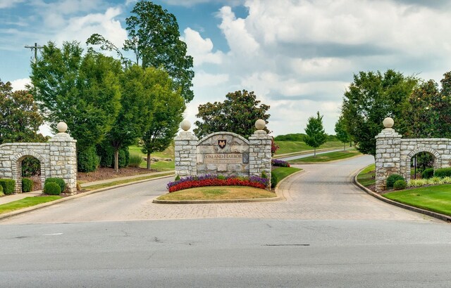 community sign featuring decorative driveway