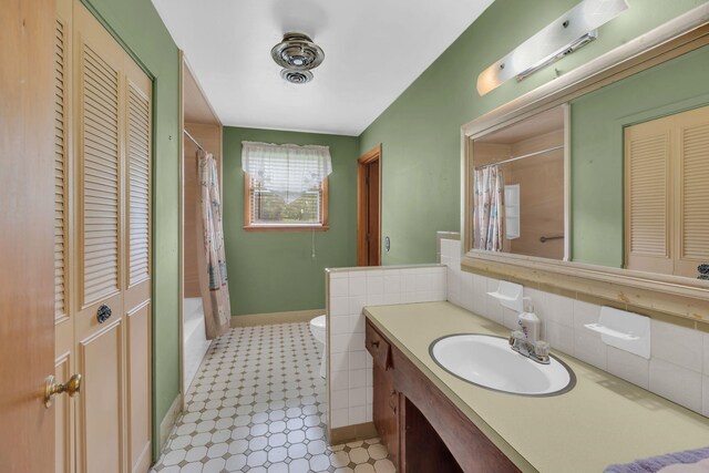 1416 Brannom Dr, Madison, TN 37115 - full bath with a closet, decorative backsplash, vanity, toilet, and baseboards