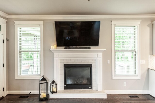1092 Summerstar Cir, Gallatin, TN 37066 - interior details featuring ornamental molding, wood finished floors, and visible vents