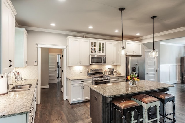 1092 Summerstar Cir, Gallatin, TN 37066 - kitchen with a sink, appliances with stainless steel finishes, crown molding, and white cabinetry