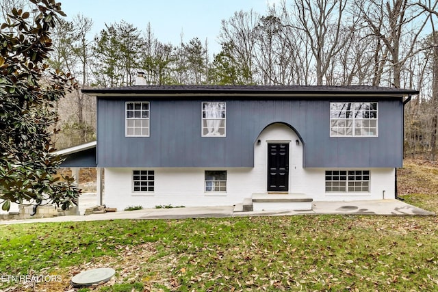 1606 Sexton Ln, Knoxville, TN 37932 - raised ranch featuring a chimney, a patio area, and a front lawn