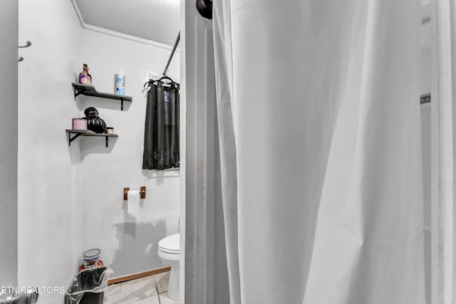 565567 W Outer Dr, Oak Ridge, TN 37830 - full bath with toilet, a shower with shower curtain, and marble finish floor
