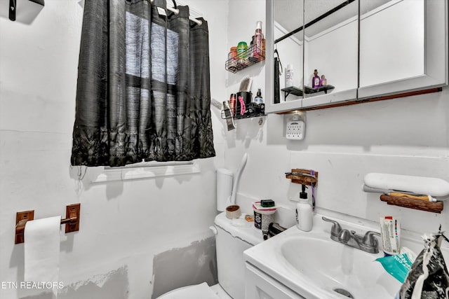 565567 W Outer Dr, Oak Ridge, TN 37830 - bathroom with toilet and vanity