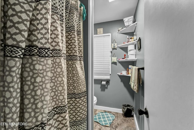 565567 W Outer Dr, Oak Ridge, TN 37830 - full bath with toilet, baseboards, and a tile shower