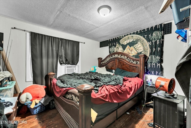 565567 W Outer Dr, Oak Ridge, TN 37830 - bedroom with wood-type flooring and a textured ceiling