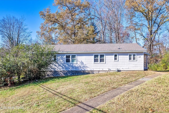 view of side of property featuring a lawn