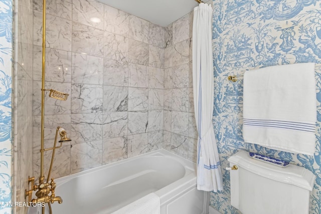 full bathroom with shower / bath combination with curtain and toilet