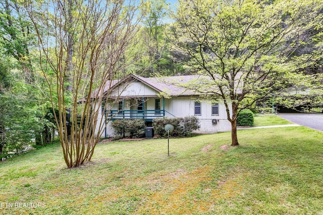 3178 N Clear Fork Rd, Sevierville, TN 37862 - single story home featuring a porch, cooling unit, and a front lawn