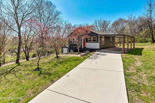 view of front of property featuring a carport, driveway, and a front lawn