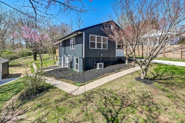 view of front of house featuring fence and a front yard