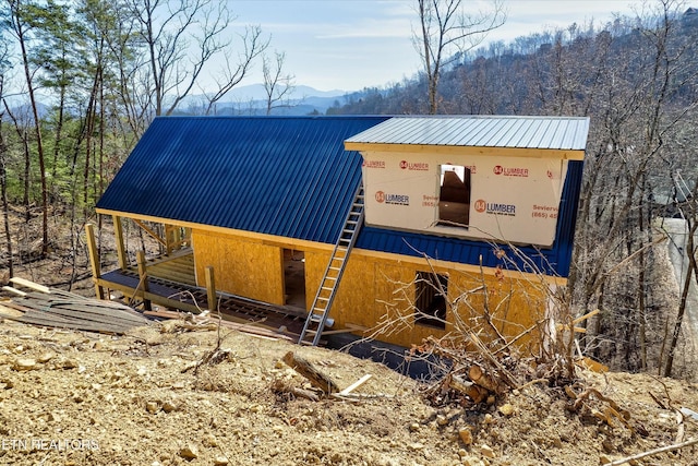 view of front facade with metal roof and a mountain view