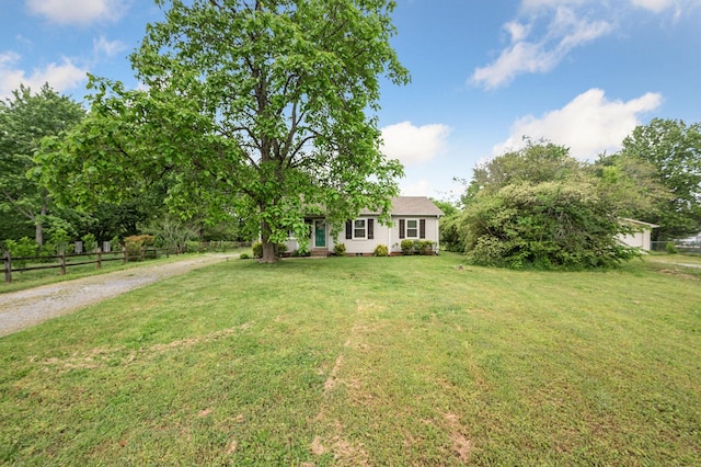 3295 Cimarron Trl, Murfreesboro, TN 37129 - view of front of property featuring fence, driveway, and a front lawn